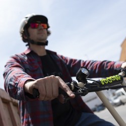 farol-dianteiro-recarregavel-1200-lumenes (2)